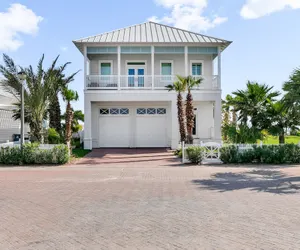 Photo 2 - Kite One - Private Bayside Home With Pool And Hot Tub 4 Bedroom Home by RedAwning