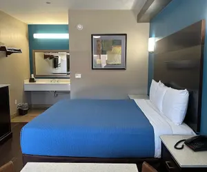 Photo 4 - Crystal Palace Inn