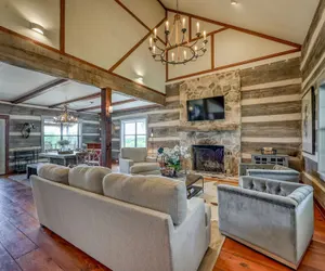 Photo 2 - Luxury 23-acre Ranch With Hottub Near Alamosprings