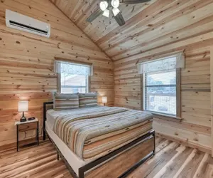 Photo 5 - Rustic Cabin With Firepit and Grill - 10 Mins to Main St