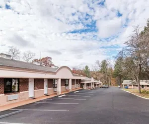 Photo 2 - Kingston Motel