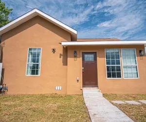 Photo 2 - Charming 3br/2ba Gem Close to Downtown/ Riverwalk