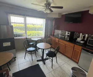 Photo 3 - Royal Rest Motel