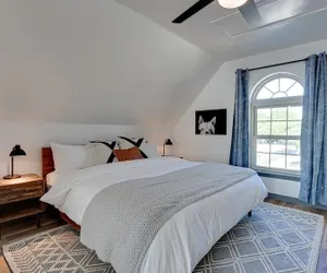 Photo 2 - Private Guesthouse With Deluxe Home Theater 1 Bedroom Home by RedAwning