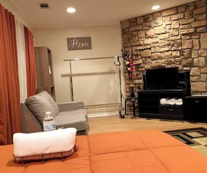 Photo 2 - "room in House - The -- Modern -- Gem"