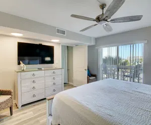 Photo 4 - 430 El Matador 2 Bedroom Home by RedAwning