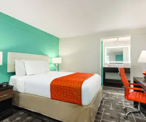 Photo 5 - Dover Inn & Suites