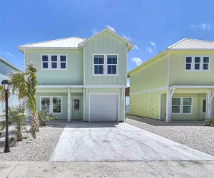Photo 2 - Birds Eye View Sp163 3 Bedroom Home by RedAwning
