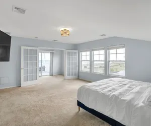 Photo 2 - Stunning Beachfront Queens Getaway 4 Bedroom Townhouse by Redawning