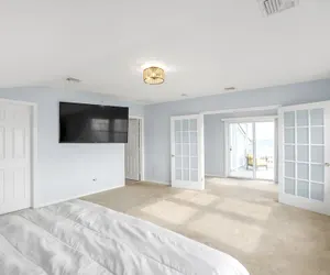 Photo 5 - Stunning Beachfront Queens Getaway 4 Bedroom Townhouse by Redawning