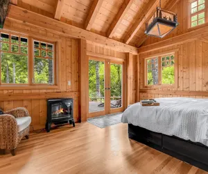 Photo 4 - Maple Hill Lodge 3 Bedroom Home by RedAwning