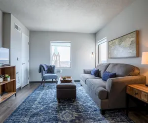 Photo 2 - Beautiful Downtown Suite With Free Parking Gym More