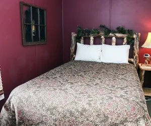Photo 3 - Lazy R Cottages: 6 2 Bedroom Cabin
