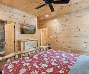 Photo 4 - Hidden Cove Chalet 5 Bedroom Cabin by RedAwning