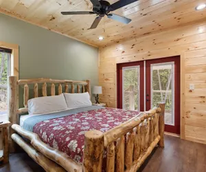 Photo 5 - Hidden Cove Chalet 5 Bedroom Cabin by RedAwning