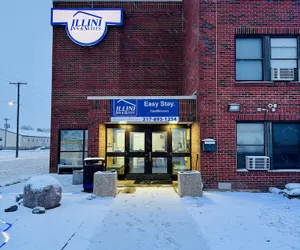 Photo 2 - Illini Inn & Suites Hotel - Rantoul/Gifford/Champaign/Urbana