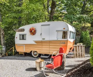 Photo 2 - Shasta Mountain Escape 1 Bedroom Home by RedAwning