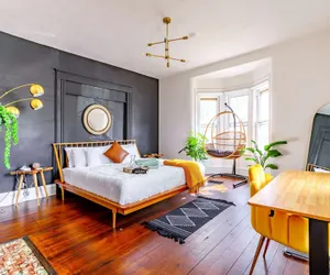 Photo 4 - NEW Luxe Pet Friendly Free Parking Downtown