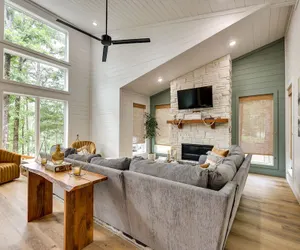 Photo 3 - Stunning Cabin w/ Hot Tub, 1 Mi to Broken Bow Lake