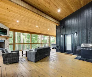 Photo 2 - Stunning Cabin w/ Hot Tub, 1 Mi to Broken Bow Lake