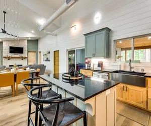 Photo 5 - Stunning Cabin w/ Hot Tub, 1 Mi to Broken Bow Lake