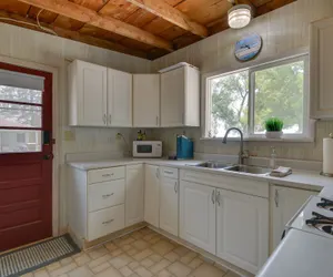 Photo 3 - Cozy Beachfront Cottage on Lake Ontario!