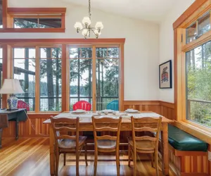 Photo 5 - Goss Lake Chalet by Avantstay Lakefront w/ Dock