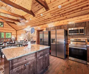Photo 5 - Smokeys Paradise by Avantstay Sleeps 22 + Pool