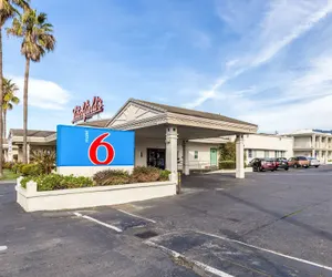 Photo 2 - Motel 6 San Rafael, CA