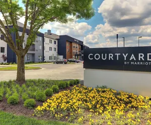 Photo 2 - Courtyard Lexington South/Hamburg Place