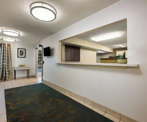 Photo 2 - Sonesta Simply Suites Chicago Waukegan