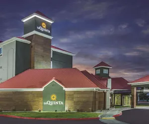 Photo 2 - La Quinta Inn & Suites by Wyndham Las Vegas Summerlin Tech