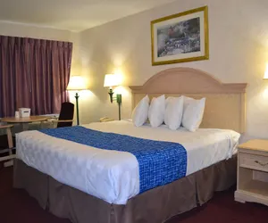 Photo 2 - Travelodge by Wyndham Niagara Falls