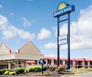 Photo 2 - Days Inn by Wyndham Knoxville West