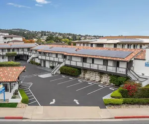 Photo 2 - Days Inn by Wyndham Monterey Downtown