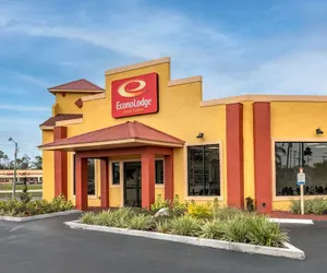 Photo 2 - Econo Lodge Inn & Suites Maingate Central
