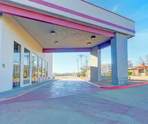 Photo 2 - Travelers inn by OYO Wichita Falls