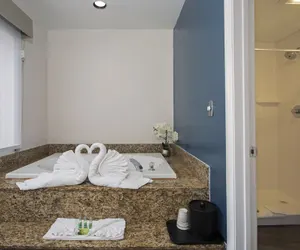 Photo 5 - SureStay Hotel by Best Western Santa Monica