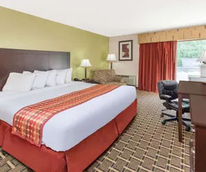 Photo 4 - Days Inn & Suites by Wyndham Madison Heights MI