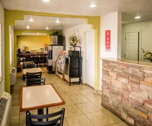 Photo 4 - Econo Lodge East