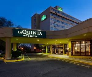 Photo 2 - La Quinta Inn & Suites by Wyndham Secaucus Meadowlands