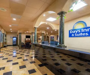 Photo 2 - Days Inn & Suites by Wyndham Clovis