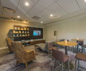 Photo 4 - Courtyard by Marriott Nashua