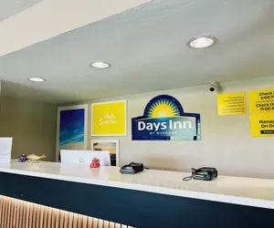 Photo 3 - Days Inn by Wyndham Kansas City Northeast