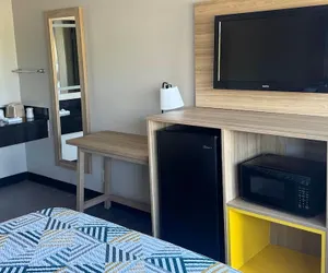 Photo 2 - Days Inn by Wyndham Kansas City Northeast