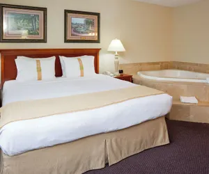 Photo 4 - Holiday Inn & Suites St. Cloud by IHG