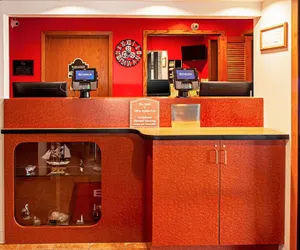 Photo 3 - Econo Lodge on the Bay