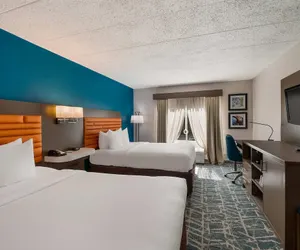 Photo 2 - Comfort Inn Falls Church - Tysons Corner