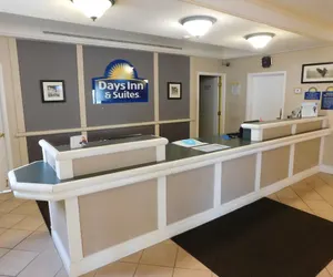 Photo 4 - Days Inn & Suites by Wyndham Arlington Heights