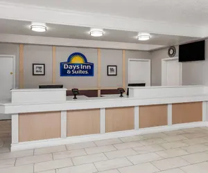 Photo 2 - Days Inn & Suites by Wyndham Arlington Heights